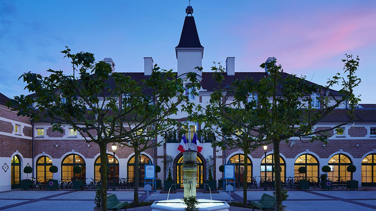 Clubhouse Building & Fountain